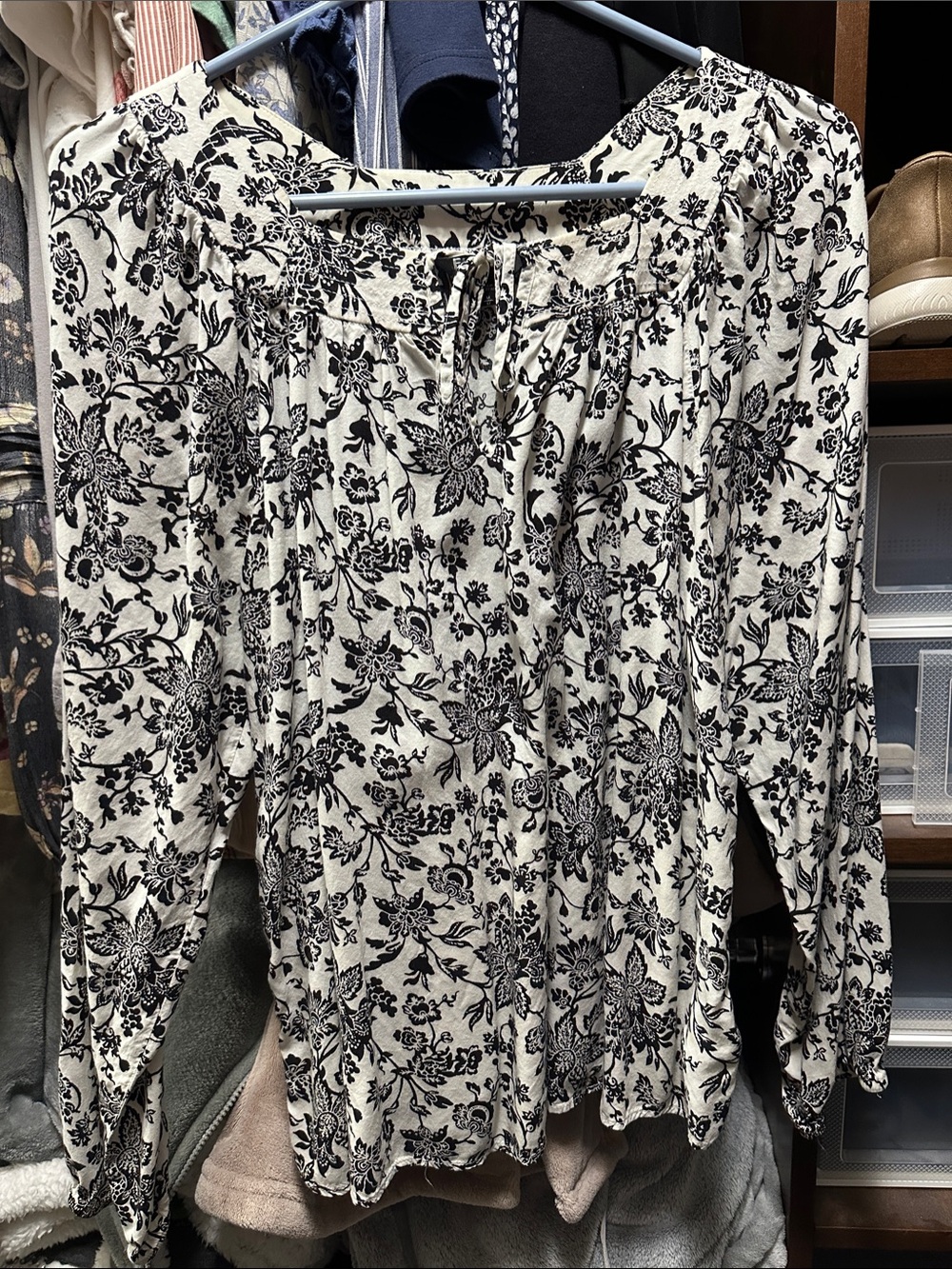 Black & White Floral Long-Sleeve Peasant Blouse